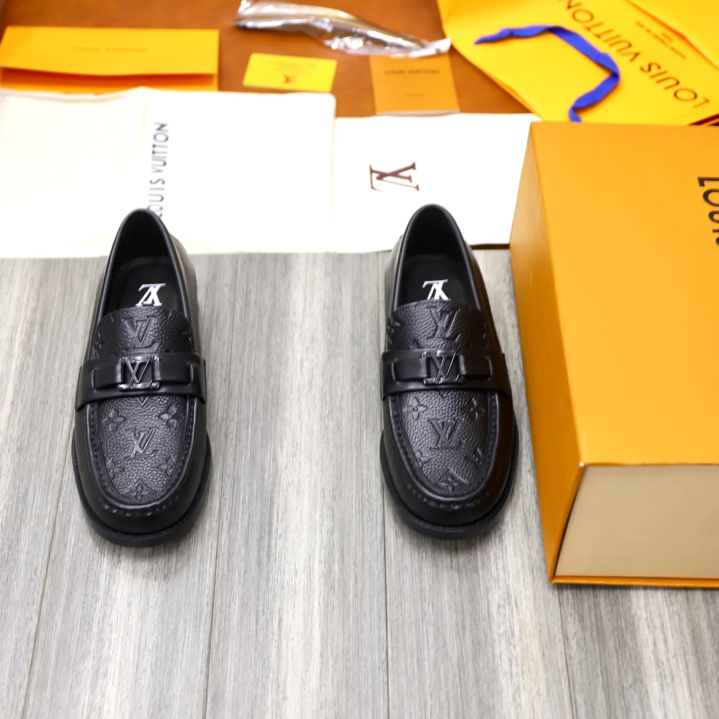 Men's Men's Shoes💰💰920LV Louis Vuitton Slip-on Loafers, top quality products from Guangzhou, ready for sale! This LV Glove loafer is made of selected soft cowhide, with a slightly wrinkled leather surface and a very high-end texture. Each pair is unique. The leather surface is light and soft, with a fine texture and good luster. It is a classic loafer style, with exquisite handmade mark stitching on the toe, and a square toe configuration to highlight the classic style. The horizontal band has hot-printed LV three-dimensional letters, semi-solid handcrafts and a genuine leather outsole, and a rubber patch on the heel to create wear-resistant performance and comfort. One of the must-have loafers for men! Comes with full original packaging! Code number: 38-39-40-41-42-43-44 (38, 45, 46 customized) standard leather shoe code